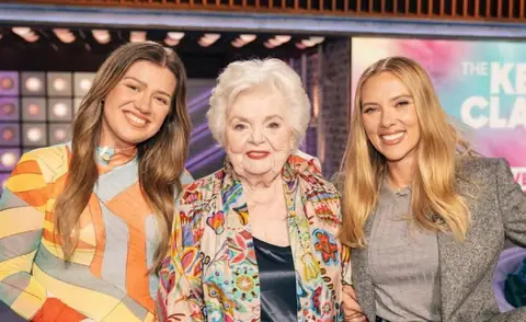 Scarlett Johansson Plans Co-Hosting “Weekend Update” With 95-YO June Squibb