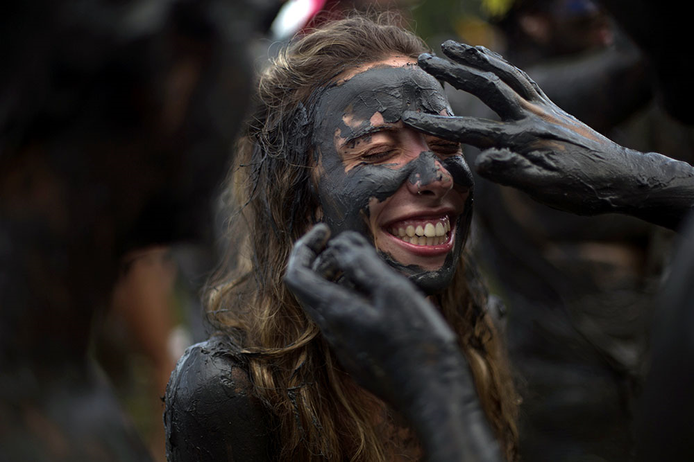 Brazilians Celebrate Carnival ‘Bloco da Lama,’ Partying With Mud