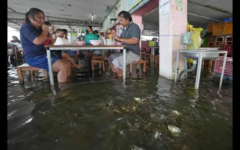 Thai Restaurant Turns Seasonal Flooding into a Dining Attraction with Swimming Fish