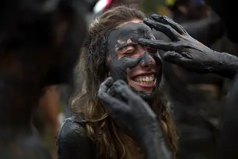 Brazilians Celebrate Carnival ‘Bloco da Lama,’ Partying With Mud